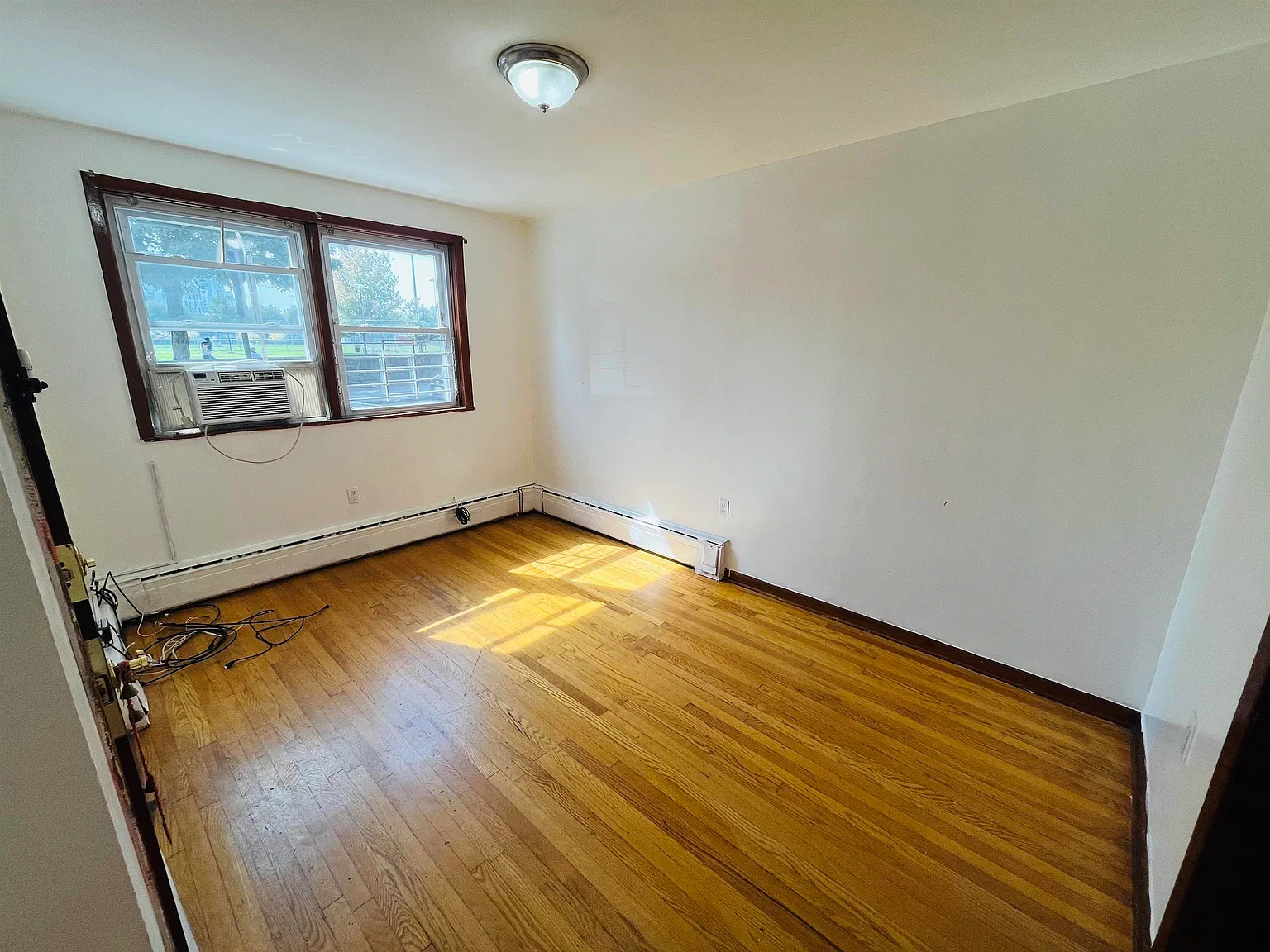 2 bed, 1.0 bath, 1000 sqft, $2,500 — Photo 2