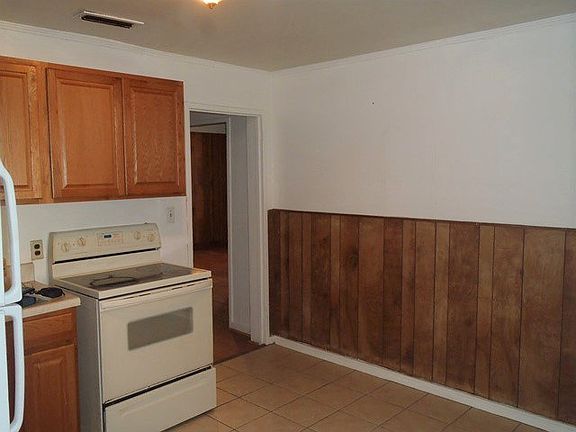 4th image of 2403 Giddens Dr