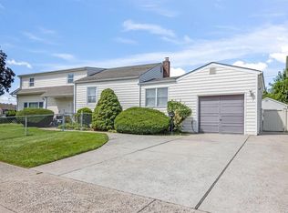 46 Scooter Ln, Hicksville, NY 11801