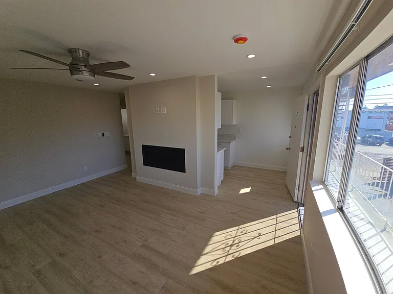 730 E 17th St #7 — Photo 29