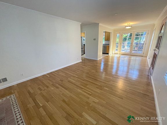 5th image of 829 Larch Ave