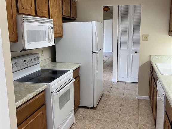 2nd image of 411 Lakewood Cir APT B530