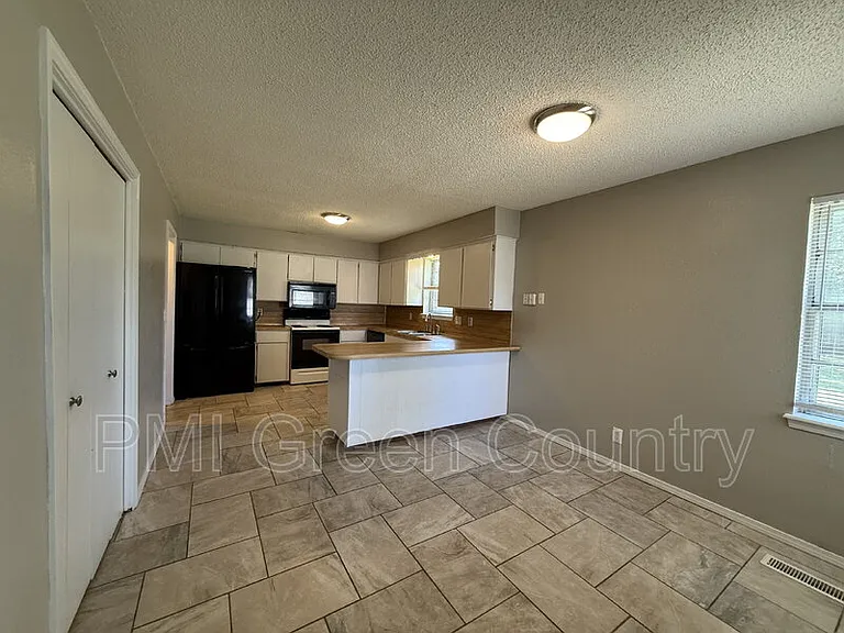 900 W Norman St — Photo 6