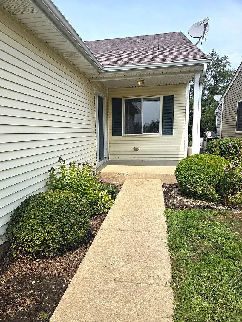 2 bed, 1060 sqft, $1,900 — Photo 2