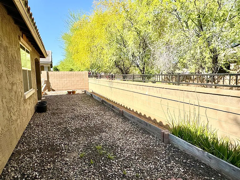 233 N Crosscreek Dr — Photo 16