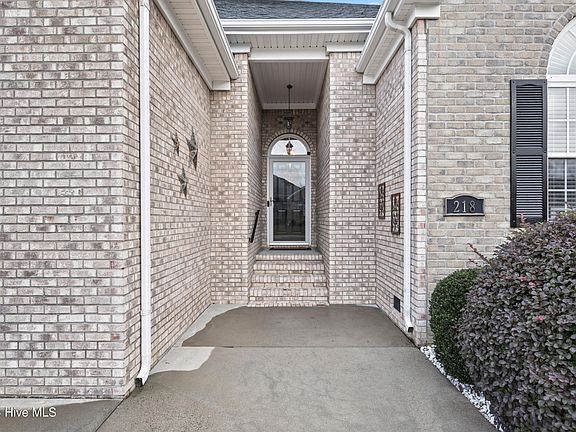 3rd image of 218 Kings Way