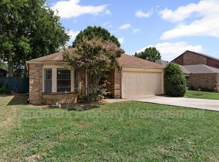 841 Country Club Pl, Grand Prairie, TX 75052