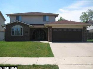 17301 Woodridge Dr, Brownstown, MI 48193