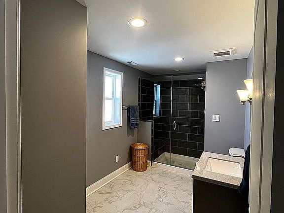 Upstairs Full bathroom