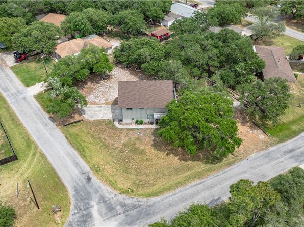 120 Retama Ln, Rockport, TX 78382