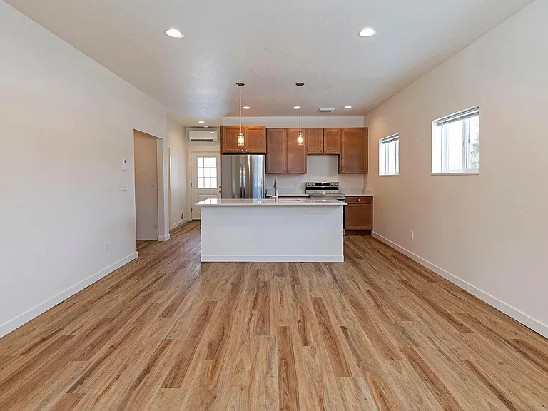 909 Poplar St — Photo 5