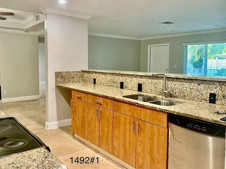 1492 Holly Heights Dr — Photo 3