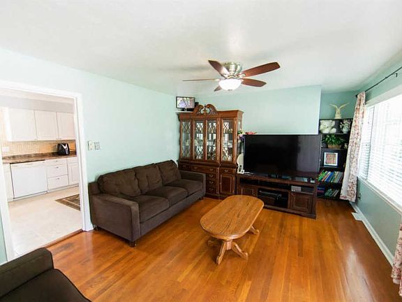 5th image of 204 E Tiverton Way