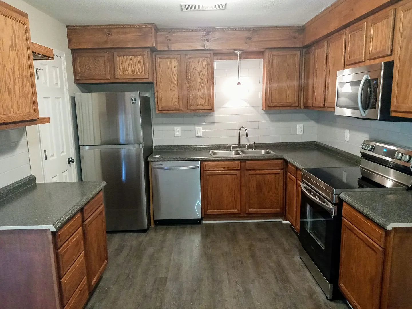 Great Home Conveniently Located — Photo 4