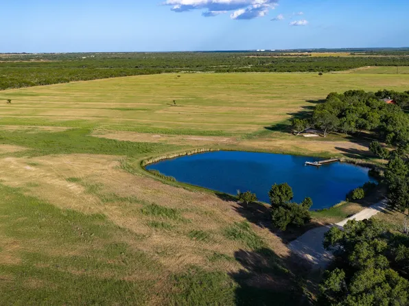 106 County Road 253, Poth, TX 78147