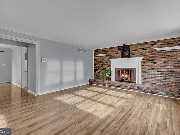 5th image of 958 School Ln