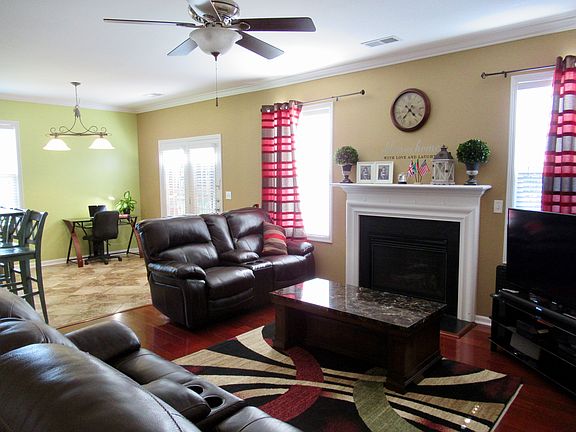 Open plan living room/nook