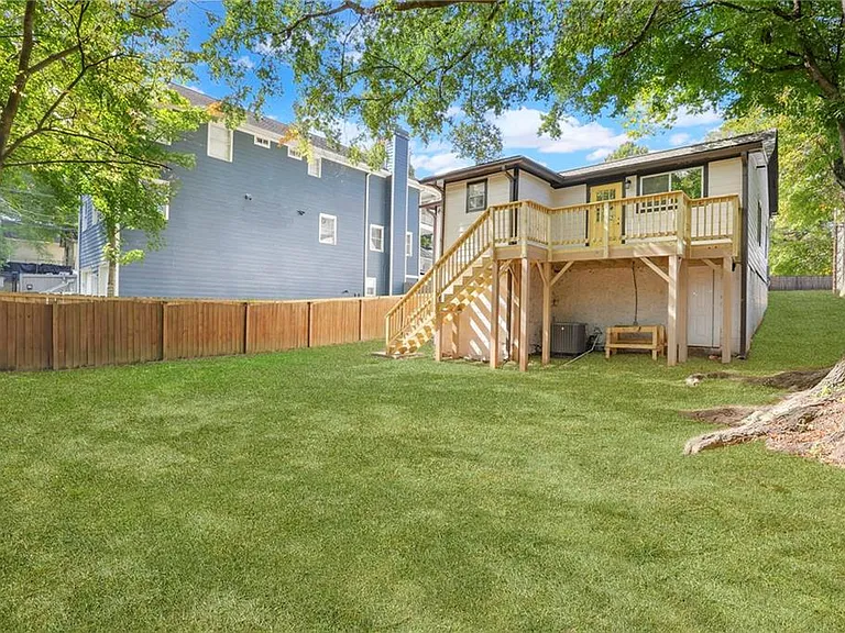 698 Garibaldi St SW — Photo 23