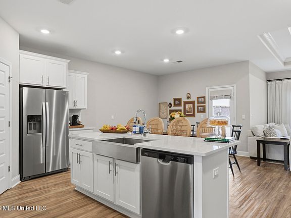 5th image of 137 Sweetbriar Cir