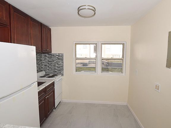 4th image of 425 E Broadway APT 1A