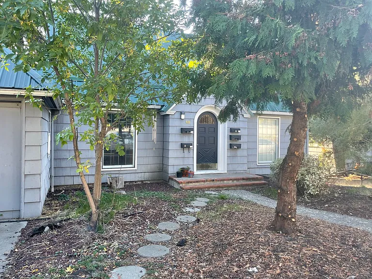480 NE Maiden Ln — Photo 2