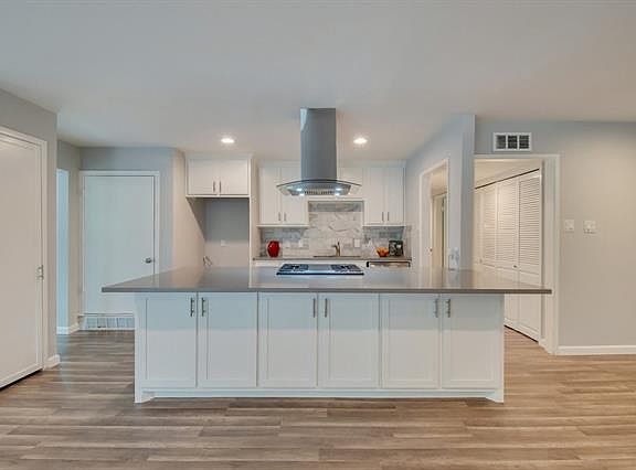 2nd image of 914 Wisteria Way