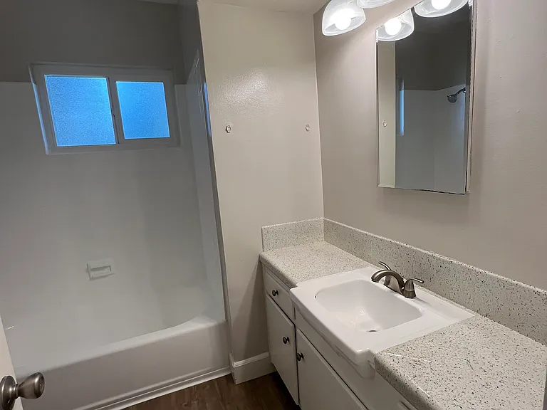 921 S Park Cir — Photo 16
