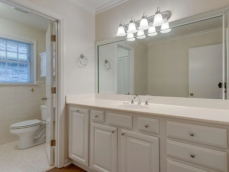 826 Victoria Dr — Photo 17