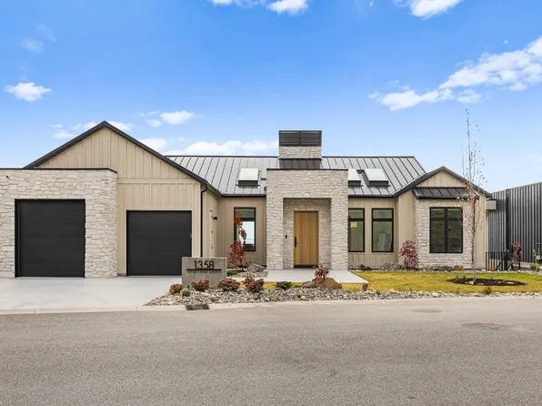 1359 Vineyard Dr, West Kelowna, BC V4T 0E9