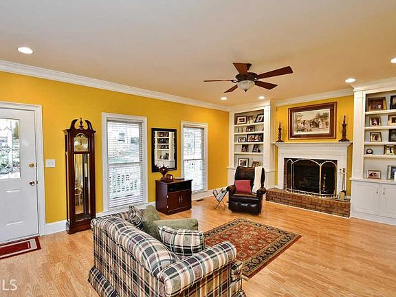 4th image of 220 Red Oak Dr