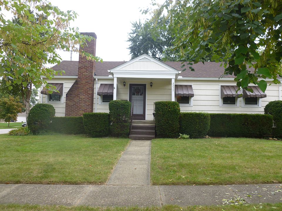 Inviting front porch & entrance