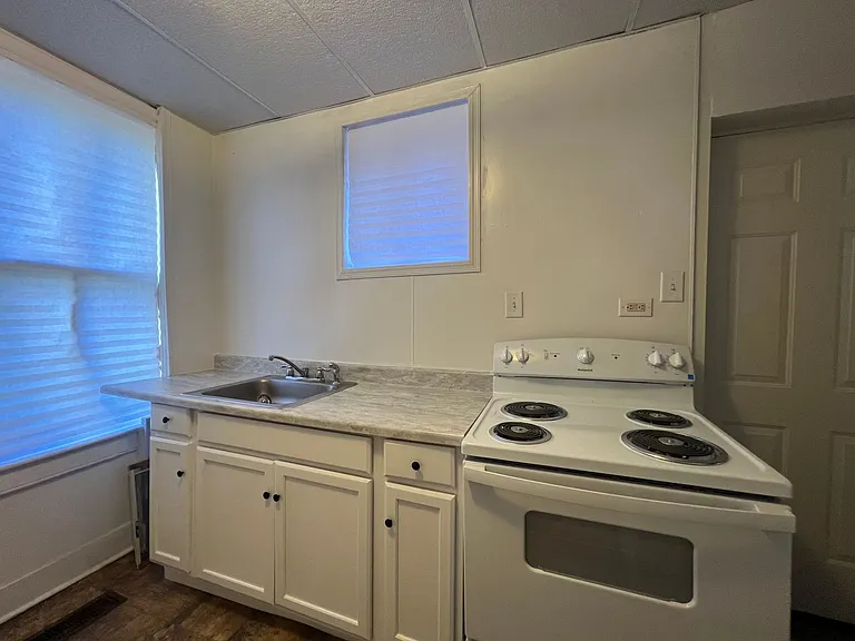 327 E Philadelphia St — Photo 3