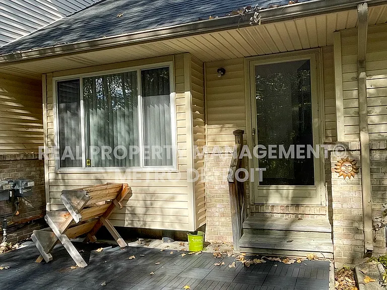 5560 Seabreeze Ln — Photo 25