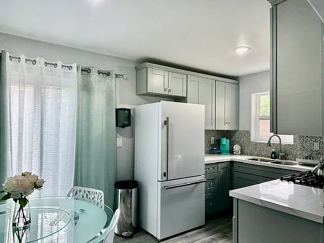 3 bed, 1000 sqft, $3,700 — Photo 3