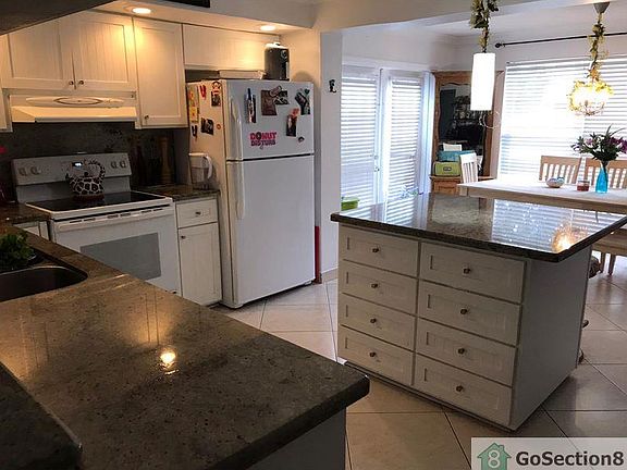3rd image of 4673 SW 28th Ave