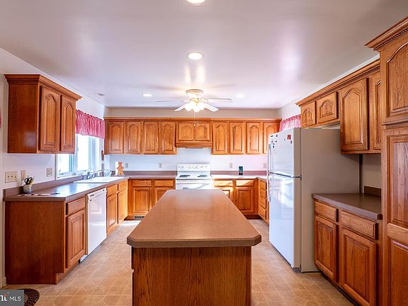 4th image of 307 Robinson St