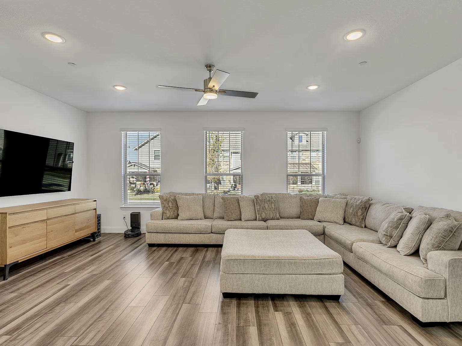 3 bed, 2001 sqft, $2,650 — Photo 4