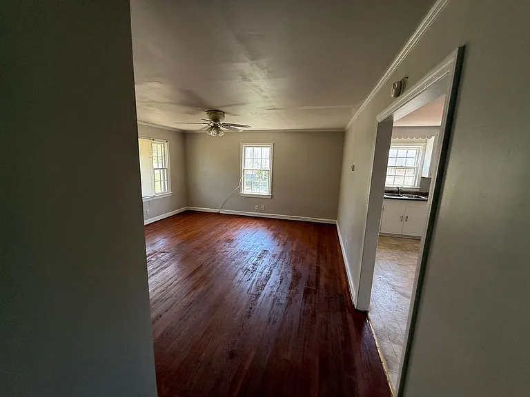 305 N State St — Photo 4