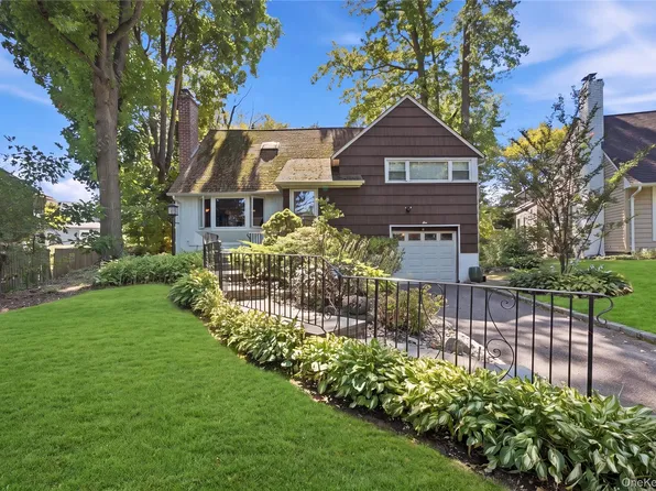 5 Roxbury Road, Port Washington, NY 11050