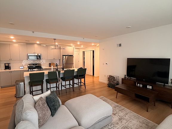 2nd image of 401 Jackson St #Penthouse 5
