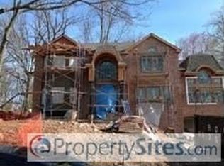 86 Heights Rd, Paramus, NJ 07652