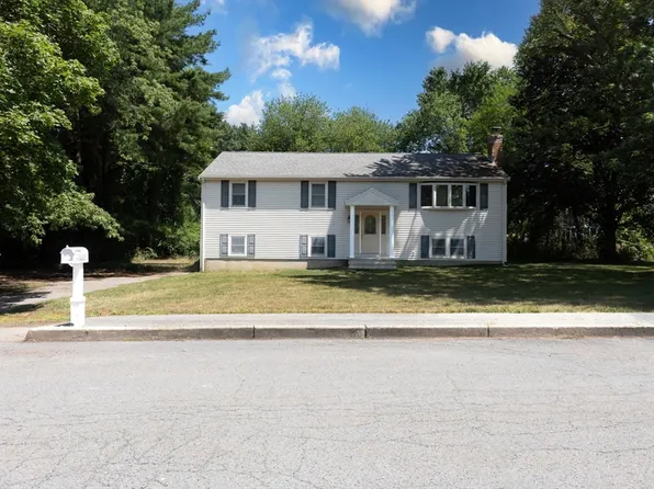 24 Saddle Dr, Bridgewater, MA 02324