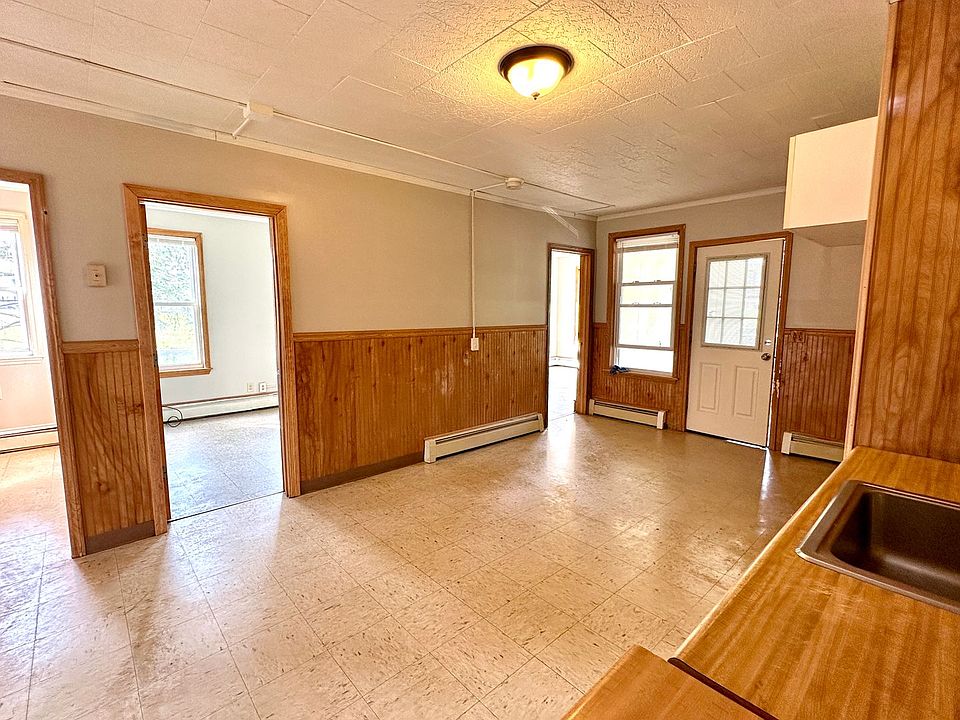 194 Grattan St 194 Grattan St Chicopee MA Zillow