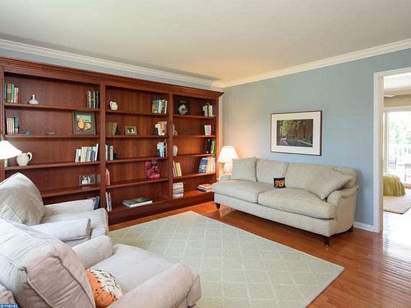 4th image of 16 Ponds End Dr