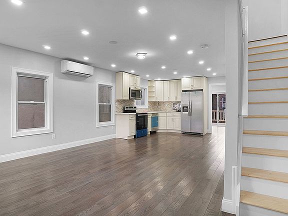4th image of 448 Turneur Ave