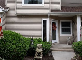 10273 Arrowwood Dr, Eden Prairie, MN 55347