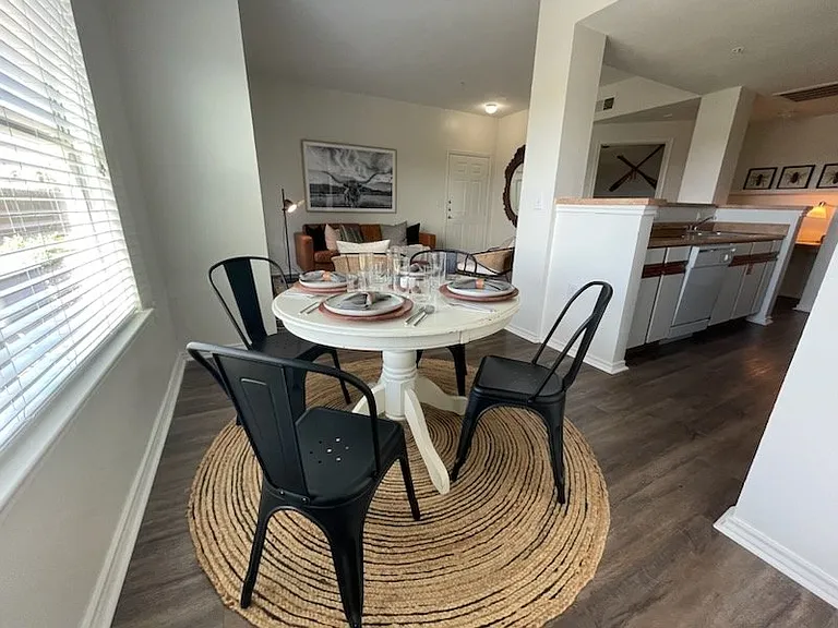 San Pedro Apartments — Photo 23