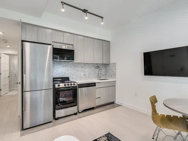 1431 Haro St #101 — Photo 16