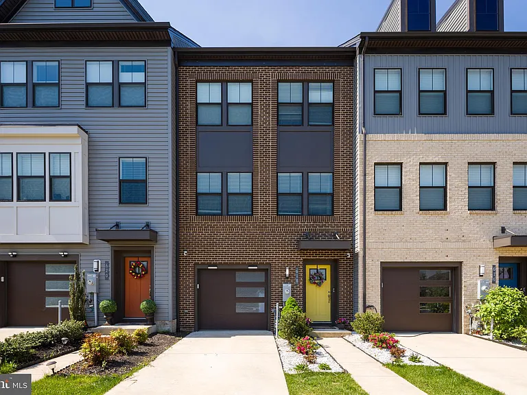 618 Chalcedony Ln — Photo 1