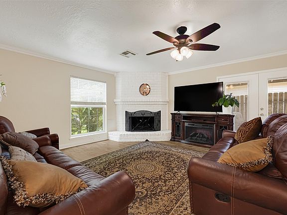 5th image of 919 Western Hills Dr